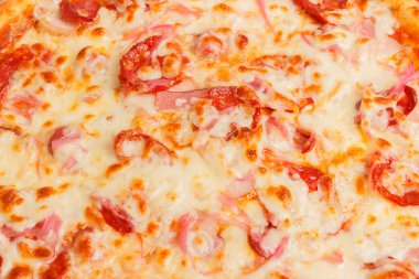 Peynirli, domatesli ve mantarlı fırında pizza.