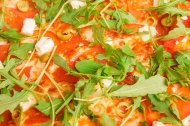 Peynirli, domatesli ve mantarlı fırında pizza.