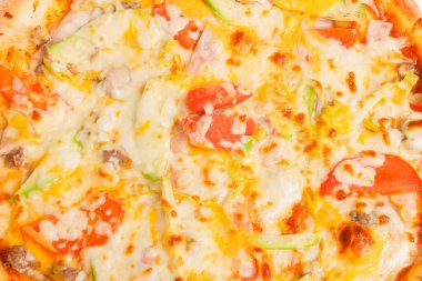 Peynirli, domatesli ve mantarlı fırında pizza.