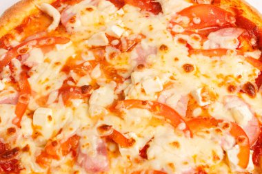 Peynirli, domatesli ve mantarlı fırında pizza.