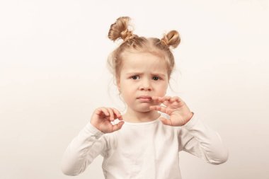 Işıklı arka planda güzel küçük bir kız