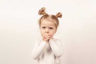 Işıklı arka planda güzel küçük bir kız