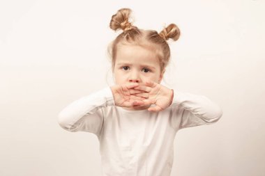 Işıklı arka planda güzel küçük bir kız