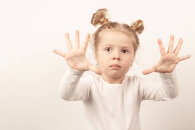 Işıklı arka planda güzel küçük bir kız