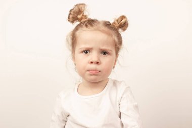 Işıklı arka planda güzel küçük bir kız