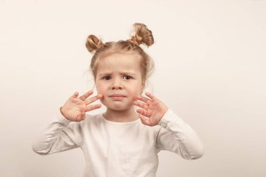 Işıklı arka planda güzel küçük bir kız