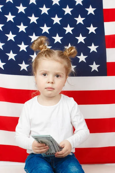 Muchachita Hermosa Con Los Dólares Americanos Por Las Manos Bandera —  Fotos de Stock