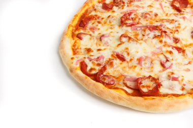 Peynirli, domatesli ve mantarlı fırında pizza.