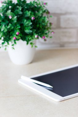 Masada beyaz tablet, yumuşak odak arkaplanı