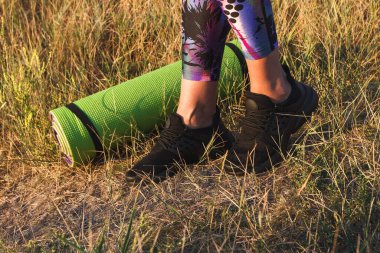 Tepelerde güzel bir kadın, yumuşak odaklı arka plan.