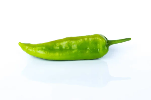 Pimiento Verde Crudo Sobre Fondo Blanco Brillante — Foto de Stock