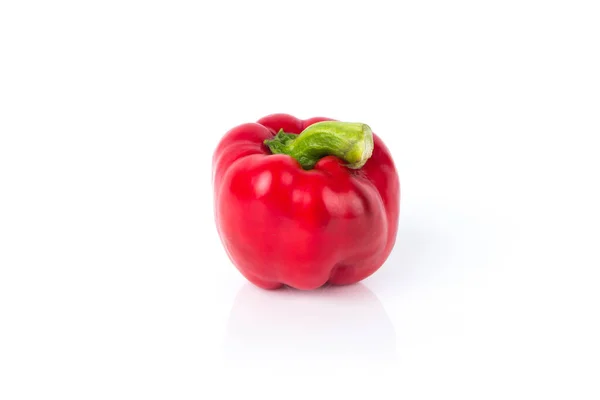 Κόκκινο Ωμό Bell Pepper Στο Λευκό Γυαλιστερό Φόντο — Φωτογραφία Αρχείου