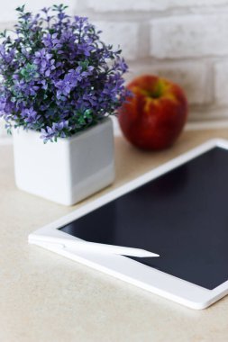 Masada beyaz tablet, yumuşak odak arkaplanı