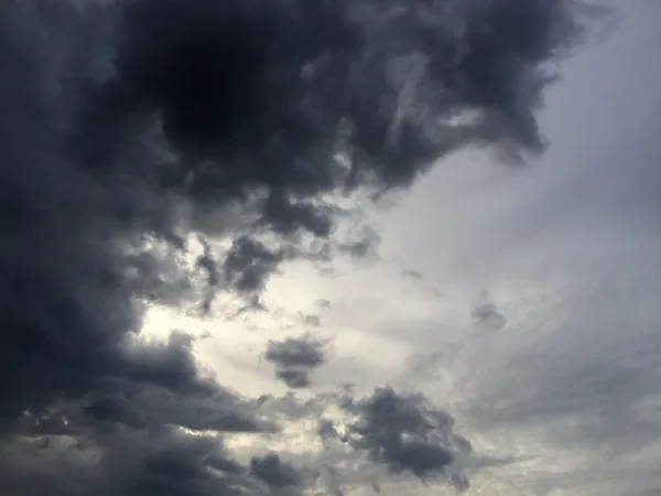 Wolkenhintergrund vor Regen. — Stockfoto