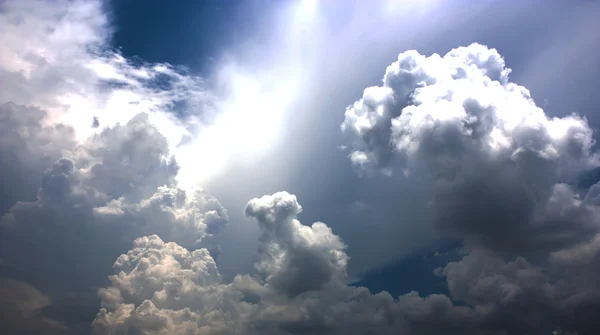 Latar Belakang awan yang indah . Stok Foto
