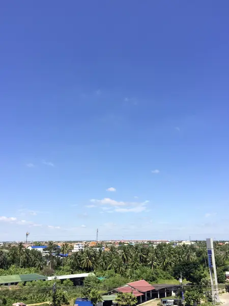 Pequeña escena de la ciudad en hermoso día soleado . — Foto de Stock