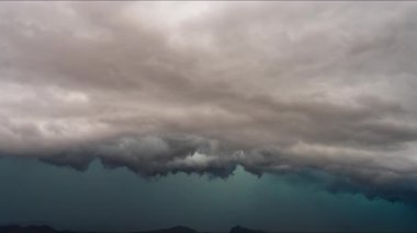 Doğanın ham gücünü ve güzelliğini gösteren sinematik fırtına görüntüleri, dönen süper hücreler, canlı şimşekler, dramatik gökyüzü altında şiddetli yağmur. Kara bulutlar ve ışık parlamaları yoğun, atmosferik bir hava göstergesi yaratır..