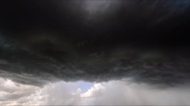Doğanın ham gücünü ve güzelliğini gösteren sinematik fırtına görüntüleri, dönen süper hücreler, canlı şimşekler, dramatik gökyüzü altında şiddetli yağmur. Kara bulutlar ve ışık parlamaları yoğun, atmosferik bir hava göstergesi yaratır..