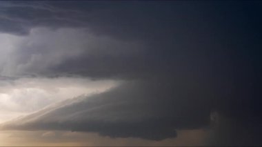 Doğanın ham gücünü ve güzelliğini gösteren sinematik fırtına görüntüleri, dönen süper hücreler, canlı şimşekler, dramatik gökyüzü altında şiddetli yağmur. Kara bulutlar ve ışık parlamaları yoğun, atmosferik bir hava göstergesi yaratır..