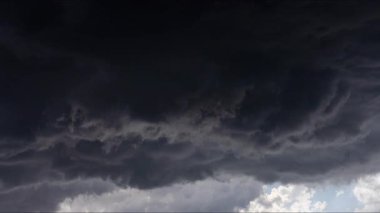 Doğanın ham gücünü ve güzelliğini gösteren sinematik fırtına görüntüleri, dönen süper hücreler, canlı şimşekler, dramatik gökyüzü altında şiddetli yağmur. Kara bulutlar ve ışık parlamaları yoğun, atmosferik bir hava göstergesi yaratır..