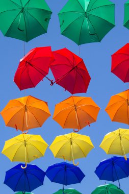 Renkli şemsiyeler kentsel sokak dekorasyon
