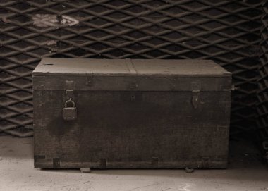 Eski ahşap kilitli kutu birkaç yıldır akıl hastanesinde terk edilmiş..