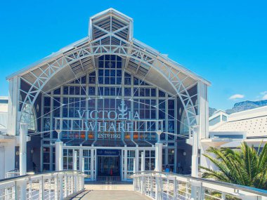 Cape Town, Güney Afrika, 11.20.2025: Güneşli bir günde Cape Town V & A Waterfront 'ta Victoria Wharf' ın ön girişi