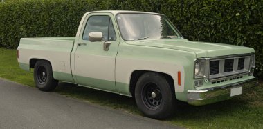 Waikanae Beach, Wellington, Yeni Zelanda, 02.07.2026:, Klasik Amerikan Chevrolet Silverado 10 vintage kamyonet geniş aksanlı.