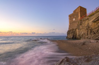 Kumsalda alacakaranlıkta