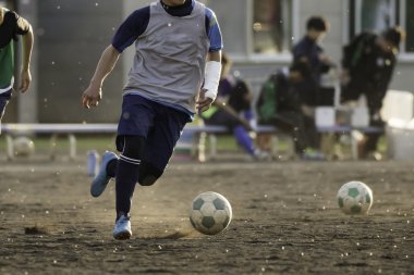 Okuldan sonra futbol antrenmanı