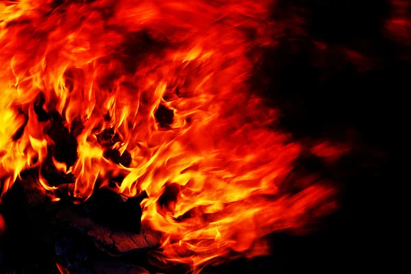 Fiamma di fuoco e sfondo nero — Foto Stock