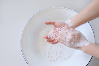 Ellerini sabunla yıka