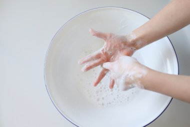 Ellerini sabunla yıka