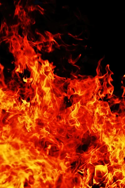 Flamma brinnande i mörkret — Stockfoto