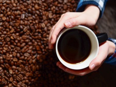 Kavrulmuş kahve çekirdekleri ve kahve