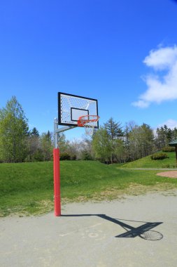 Basketbol ve mavi gökyüzü