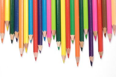 Renkli kalemler ve beyaz arka plan