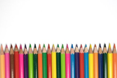 Renkli kalemler ve beyaz arka plan