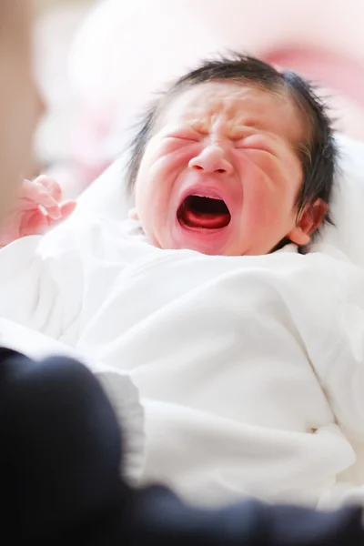 El Llanto Del Bebé Recién Nacido (niña Japonesa) Fotos, retratos, imágenes  y fotografía de archivo libres de derecho. Image 33532223