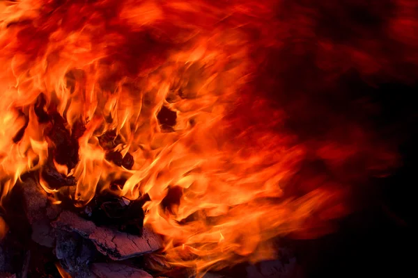 火和黑色的背景 — 图库照片