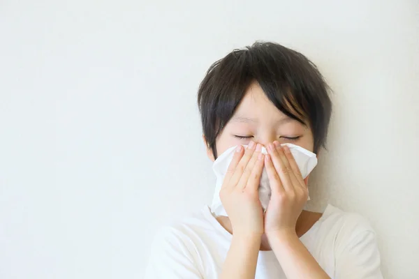 Kind beißt in die Nase — Stockfoto