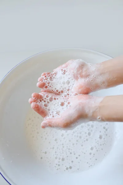 Hand waschen mit Suppe — Stockfoto