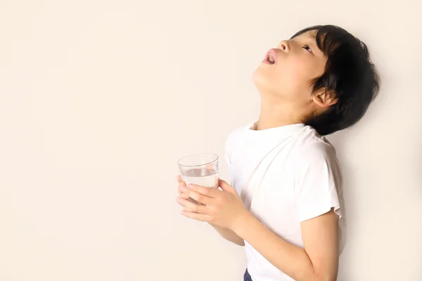 Children gargle in the prevention of colds — Stock Photo, Image