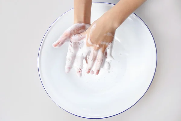 Wassen hand met soep — Stockfoto