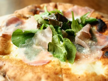 Kafede lezzetli pizza