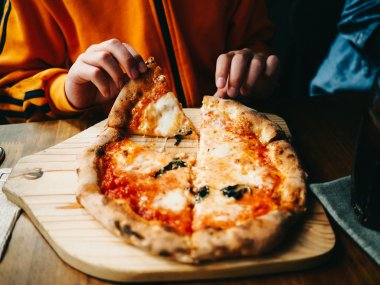 Kafede lezzetli pizza