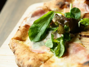 Kafede lezzetli pizza