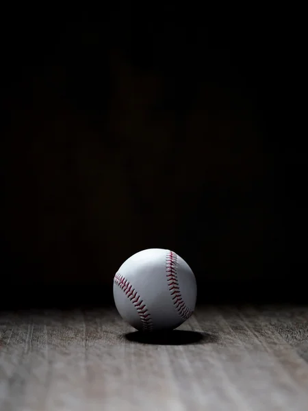 Baseball bollen i svart bakgrund — Stockfoto