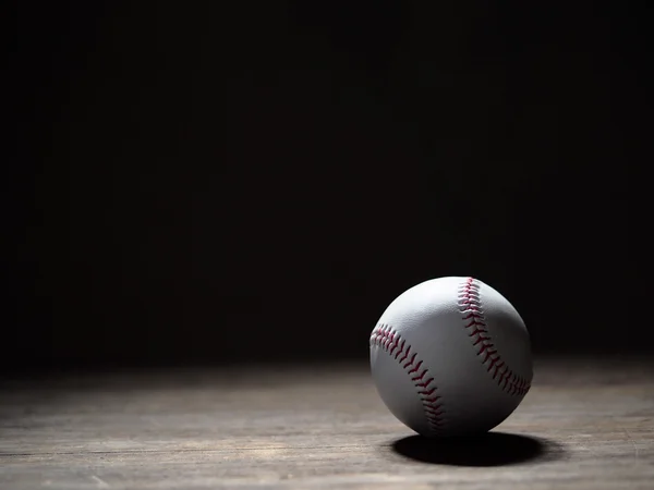 Baseball bollen i svart bakgrund — Stockfoto