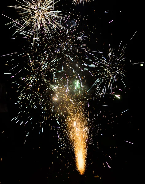 Feux d'artifice dans la nuit d'été — Photo